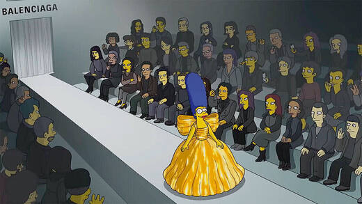 Marge Simpsons Traum wird wahr: auf dem Laufsteg im Balenciaga-Kleid