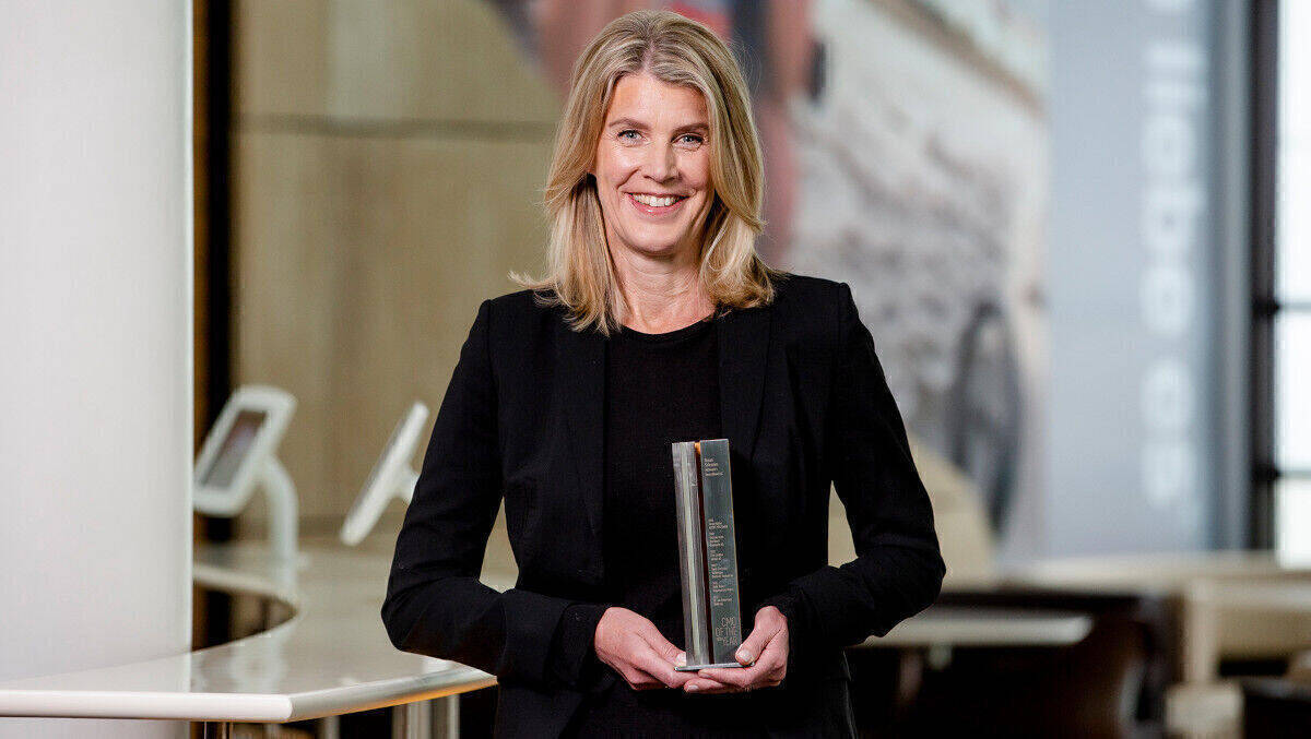 Susan Schramm im Mai 2021 mit der "CMO of the Year"-Trophäe.