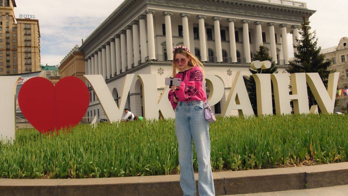 Selfie trotz Krieg: Damit bekennt die junge Frau "Ich liebe die Ukraine".