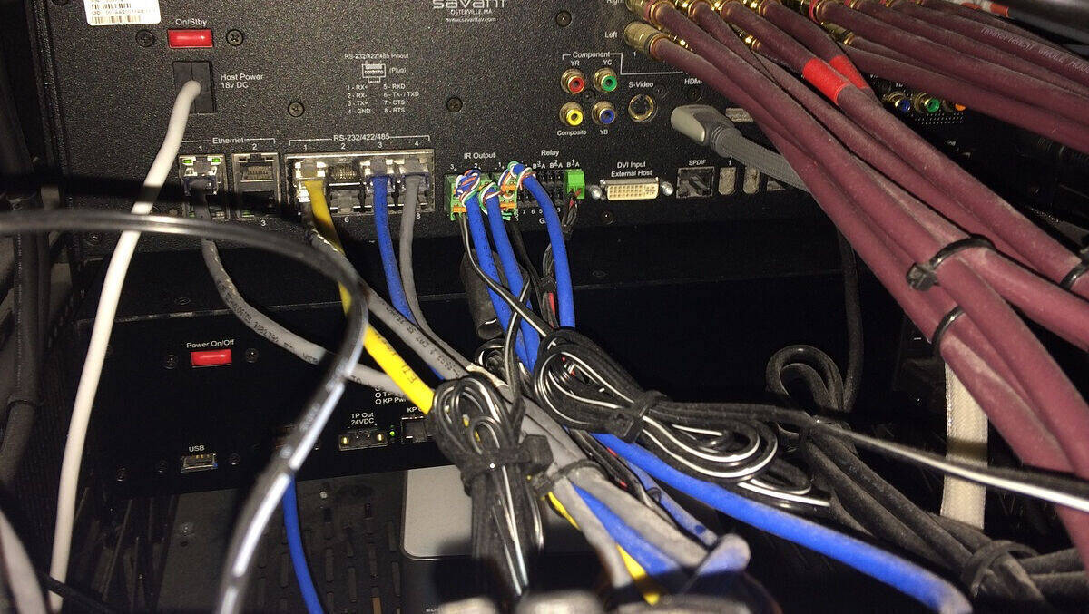 Sicherheit abgeservert: Kabel-Chaos in der Berliner Verwaltung.