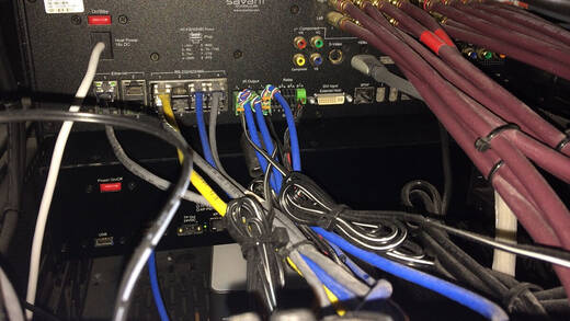 Sicherheit abgeservert: Kabel-Chaos in der Berliner Verwaltung.
