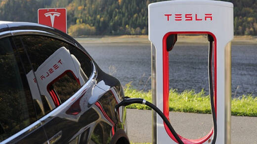 Volle Ladung Kritik von "Woz" für Tesla.