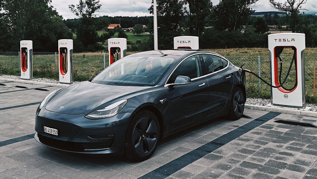 Lädt er freiwillig am Tesla-Supercharger – oder unfreiwillig?