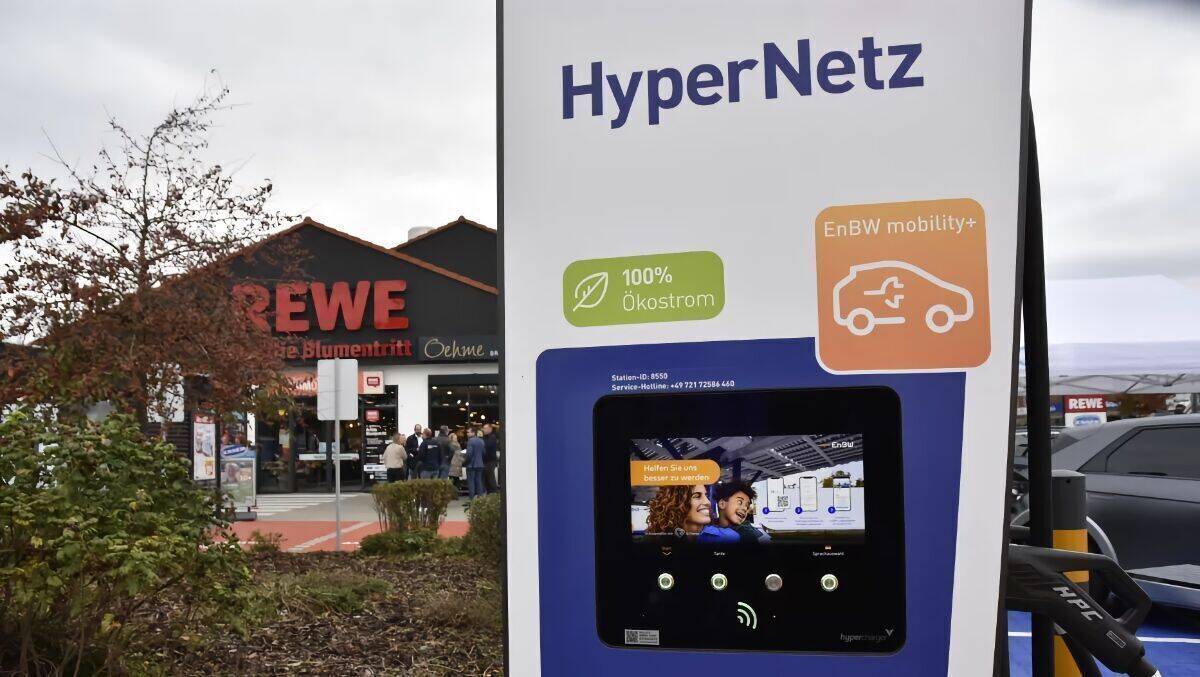 Rewe statt viele Märkte bereits mit Ladestationen aus.