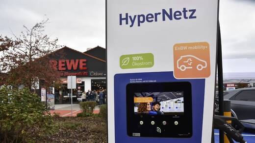 Rewe statt viele Märkte bereits mit Ladestationen aus. 