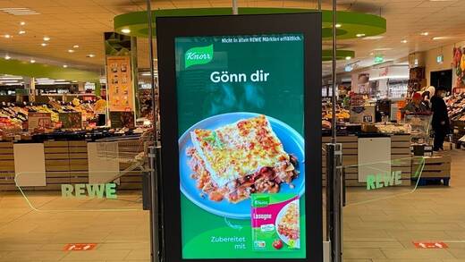 Ab Q4 auch programmatisch buchbar: Stelen in 3000 deutschen Rewe-Märkten.