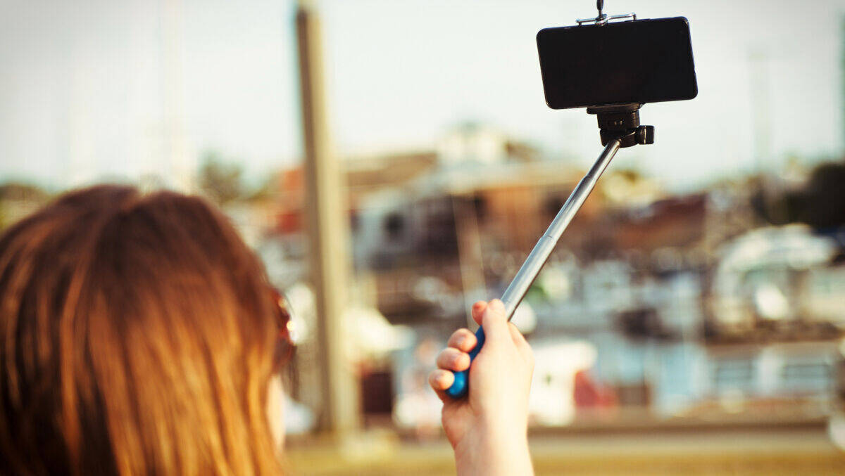 Wer ein Selfie macht, kann es von einem KI-Bot betiteln lassen - doch dafür braucht man starke Nerven