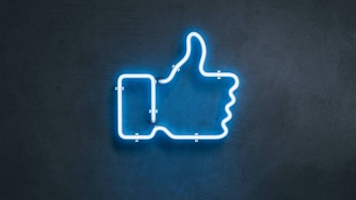 Ein hellblauer Daumen nach oben: Das Like-Symbol auf Facebook. 