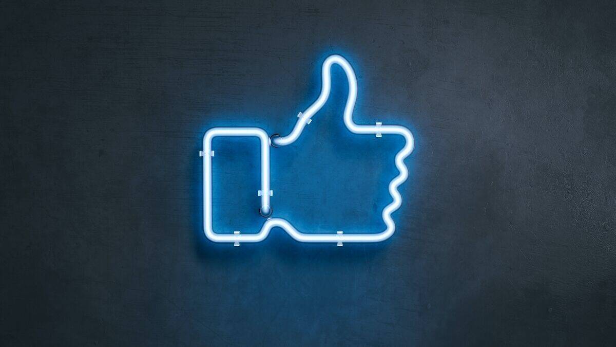 Ein hellblauer Daumen nach oben: Das Like-Symbol auf Facebook.
