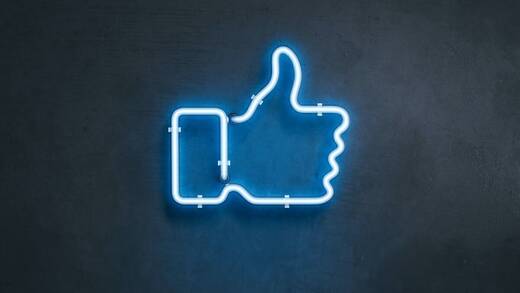 Ein hellblauer Daumen nach oben: Das Like-Symbol auf Facebook. 