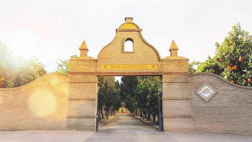 Der Eingang zur spanischen Finca, die im Mittelpunkt der neuen Kampagne von Valesina steht.