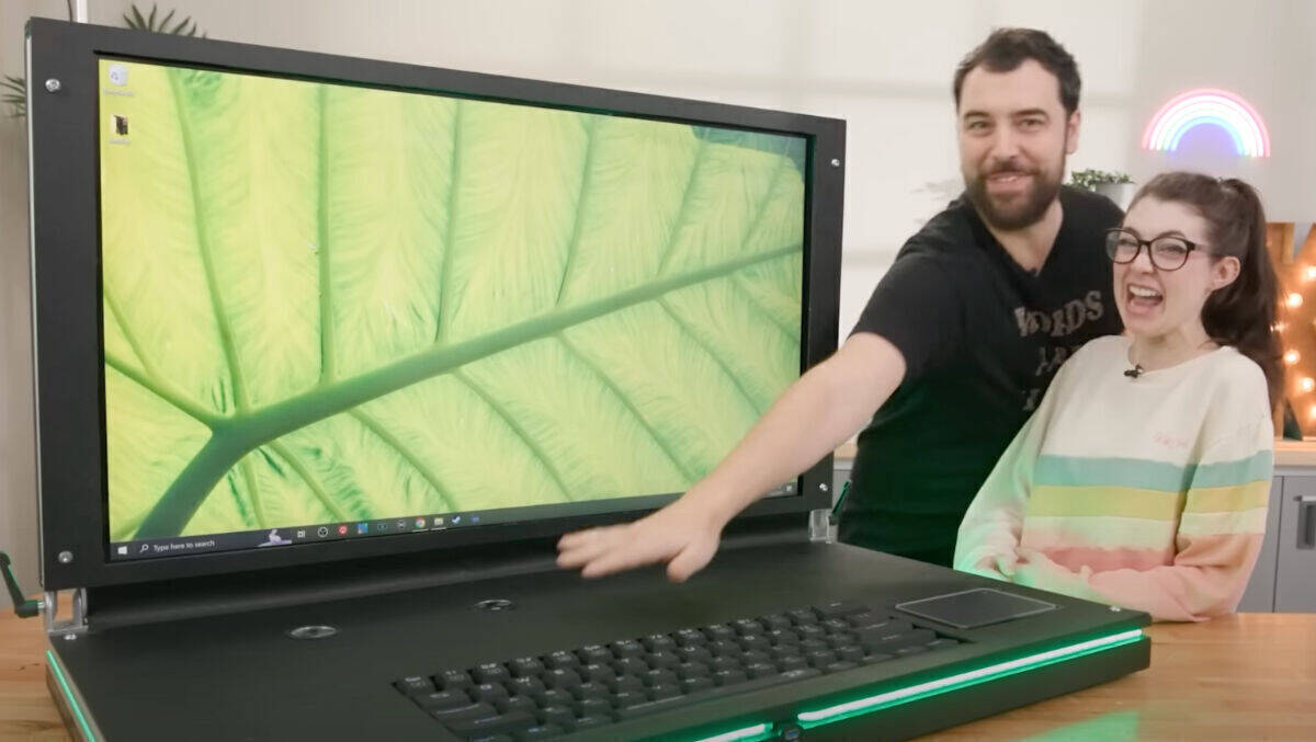 Mit einer Hand ist der XXL-Laptop kaum zu bedienen.