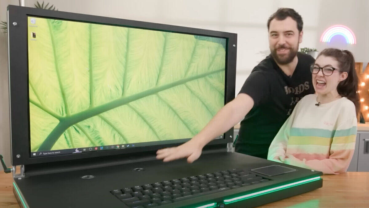 Mit einer Hand ist der XXL-Laptop kaum zu bedienen.