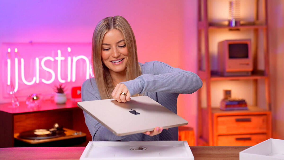 Das große Kleine von Apple: Tech-Bloggerin iJustine packt das neue 15-Zoll-MacBook Air aus.