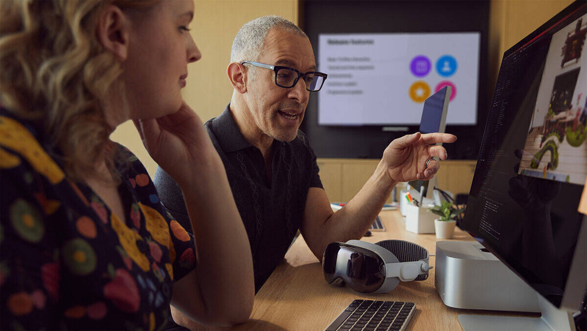 Externe Entwickler dürfen für ihre Arbeit mit der Vision Pro bald selbst Hand an die Brille legen.