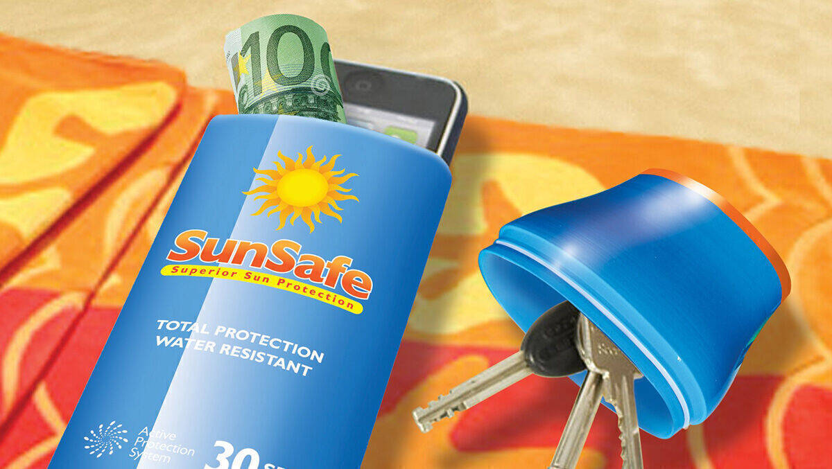 Keine Technik, kein Akku – aber in diesem "SunSafe" versteckt sich am Strand ein Smartphone.