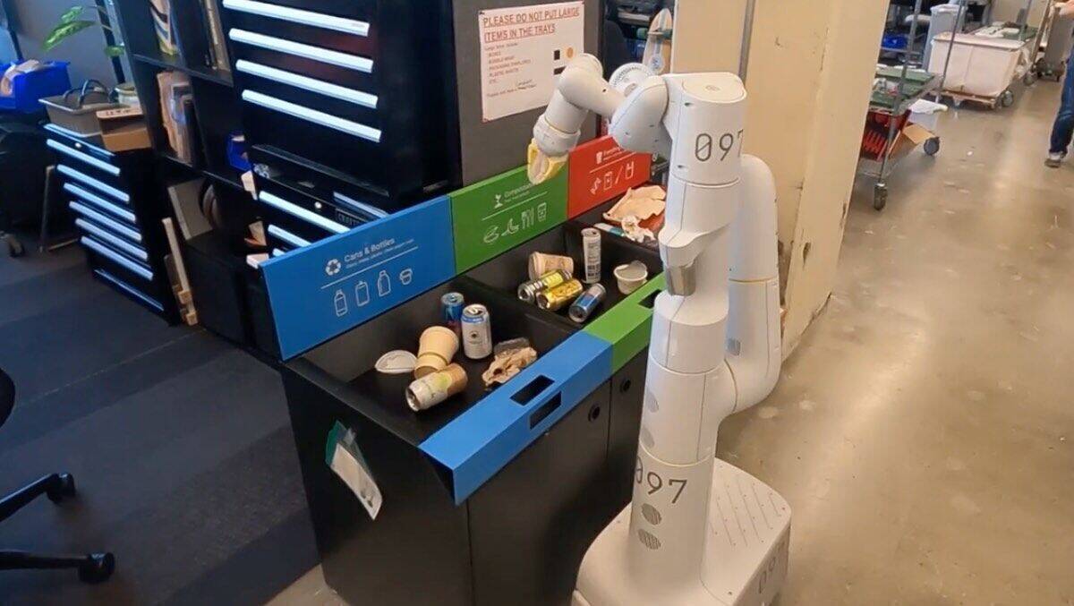 Einer der Google-Müllroboter versucht die verschiedenen Müll-Arten zu trennen.