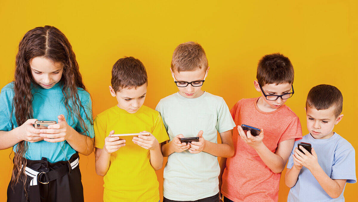 In Irland sollen Kinder wieder miteinander spielen und rausgehen – statt am Handy zu daddeln.
