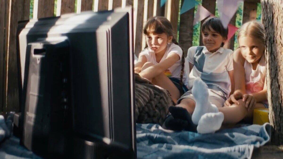 Ideal für Kids im Camping-Urlaub: der Outdoor-Fernseher der Marke Peaq.
