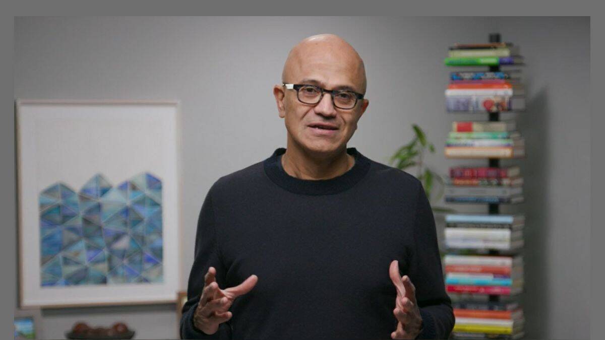 Satya Nadella stellt die neuen Office-Anwendungen mit KI vor.