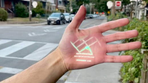 Beim Humane AI Pin wird die Handfläche zum Display, zum Beispiel für Navigation.