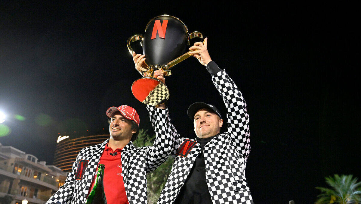 Hoch den Pott: Formel-1-Fahrer Carlos Sainz (links) und Golfer Justin Thomas gewannen den ersten Netflix Cup.
