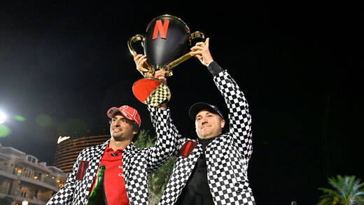 Hoch den Pott: Formel-1-Fahrer Carlos Sainz (links) und Golfer Justin Thomas gewannen den ersten Netflix Cup.