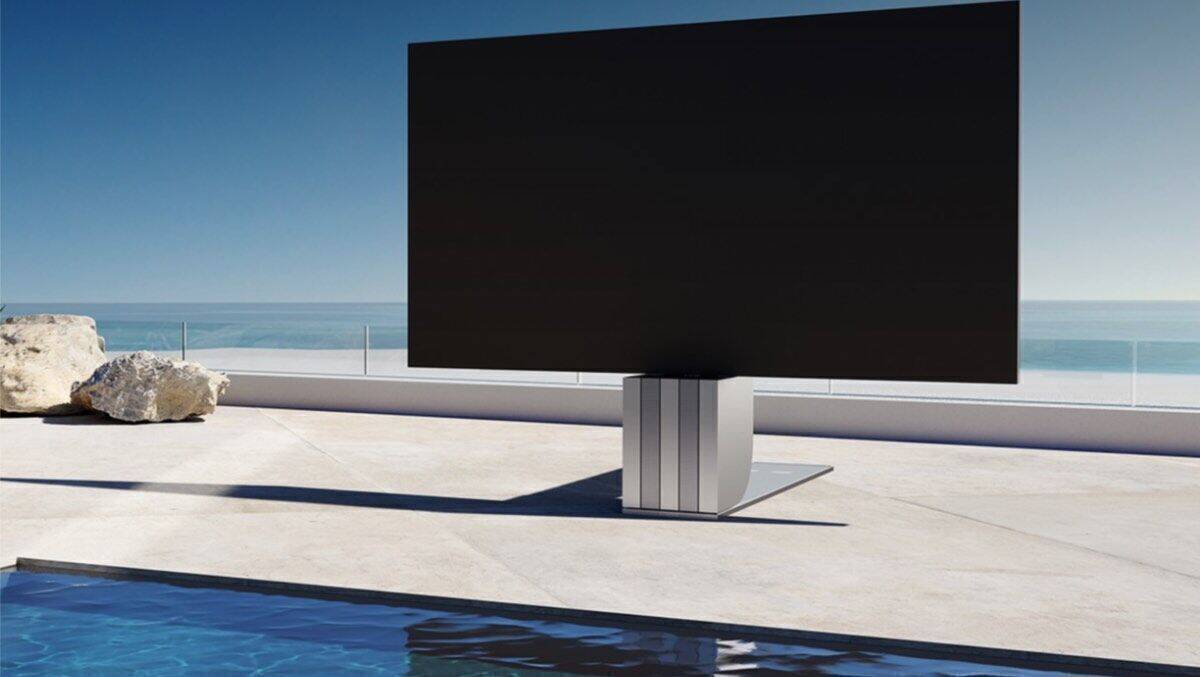 Macht auch am Pool eine gute Figur: Der Outdoor-Fernseher C Seed N1.