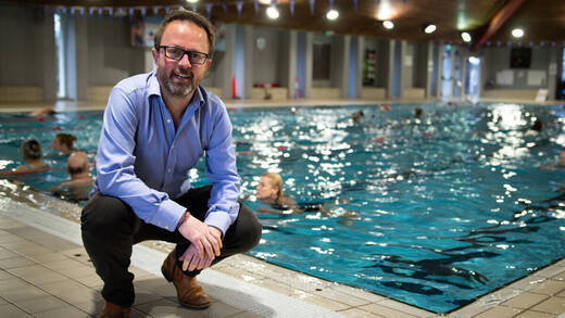 Unternehmer Mark Bjornsgaard am Datencenter-Schwimmbecken.