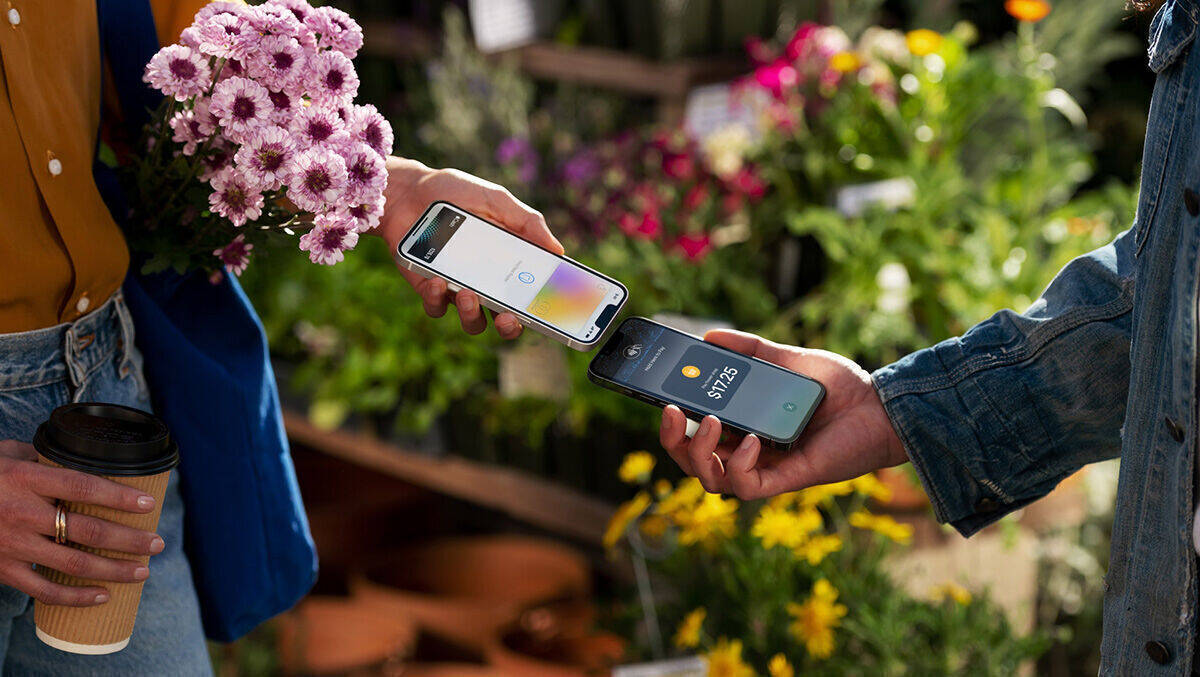 Lass uns anstoßen: Mit "Tap to Pay" klappt Bezahlen von iPhone zu iPhone.