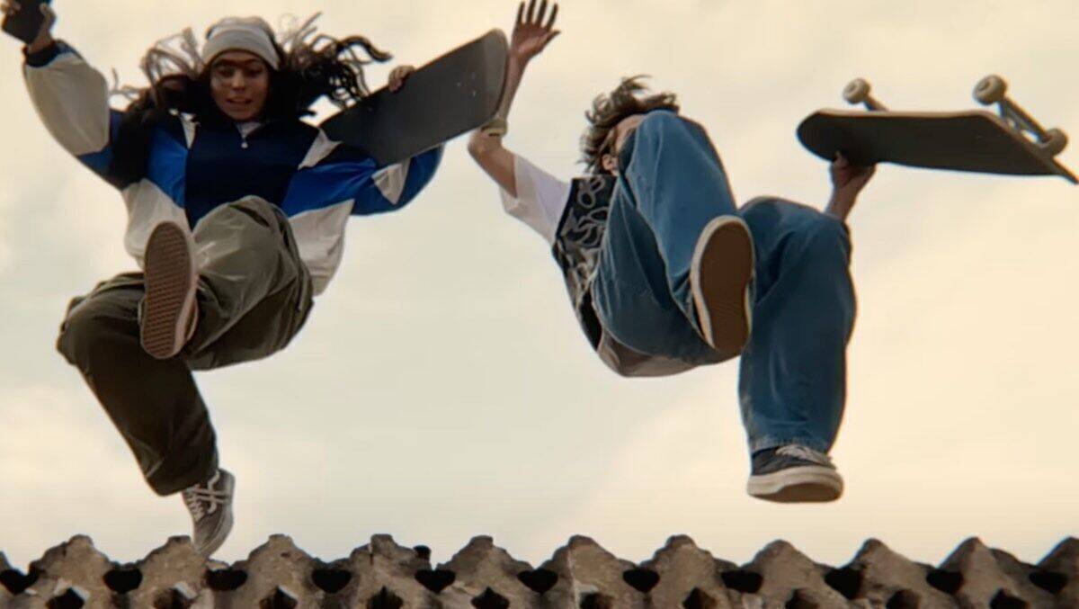 In dem Spot "The Great Escape" stehen zwei Skateboarder im Mittelpunkt.
