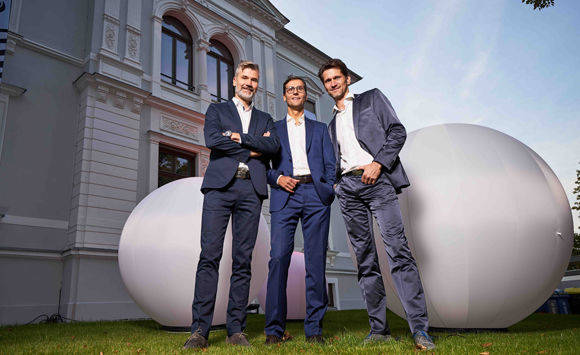 Zebra-Führungstrio vor neuem Agentursitz: Thomas Pfefferkorn, Tino Lang und Joerg Fieback (v.l.)