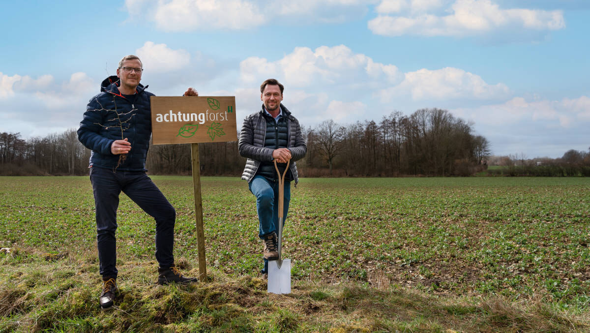 Mirko Kaminski und Thorsten Beckmann pflanzen die ersten Bäume.