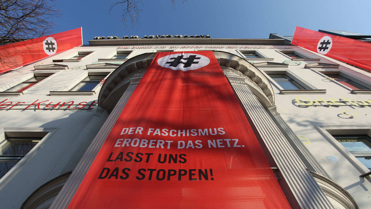 Ein Hashtag wie ein Hakenkreuz: Beflaggung der Aktion "Gesicht Zeigen!" am Haus am Lützowplatz in Berlin anlässlich der Ausstellung "Rechts".