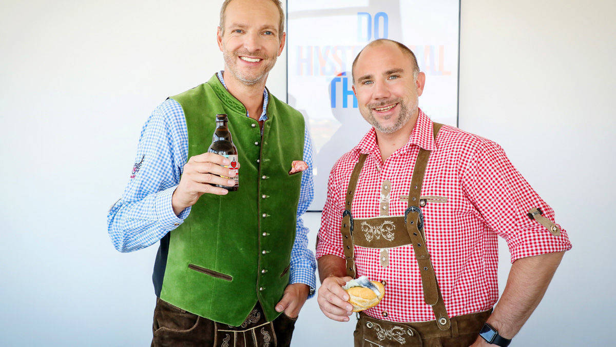 Mit Astra-Knolle und Fischsemmel: Torsten Oppermann (l.) und Markus Oeller mögen's trotzdem auch bayerisch.