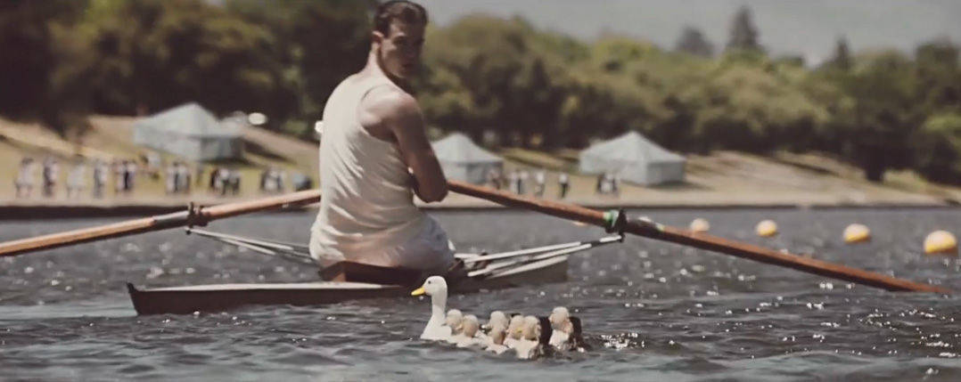 Alibaba erzählt auch die Geschichte des australischen Ruderers Henry "Bobby" Pearce, der während der Olympischen Spiele in Amsterdam 1928 für eine Entenfamilie bremste - und später trotzdem Gold gewann.