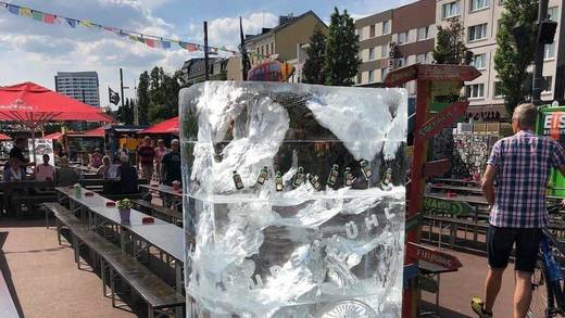 Insgesamt 24 solcher Eisblöcke wurden in den Innenstädten von Hamburg und Leipzig platziert.