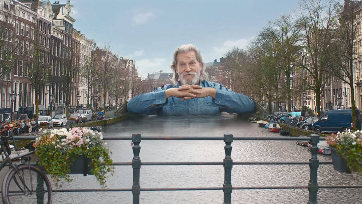 Jeff Bridges philosophiert als "Brücke" über die Kraft von Brücken (Bridges): Amstel-Spot.