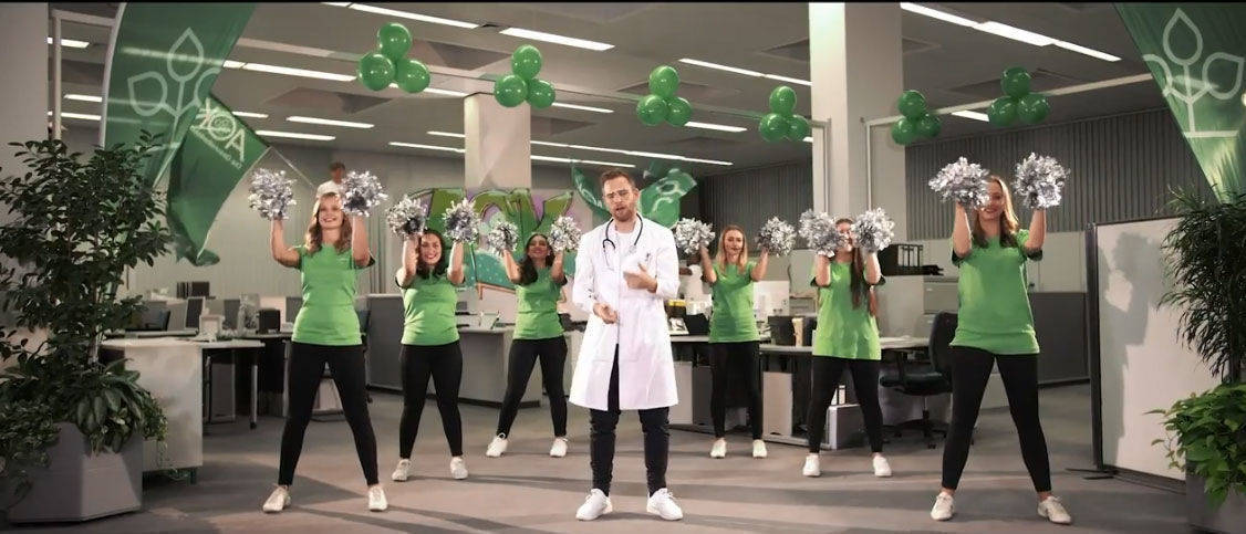 Krankenkasse mit Musik und Glitzer: Dr. EstA rappt sich durch den Leistungskatalog der AOK Rheinland-Pfalz/Saarland.