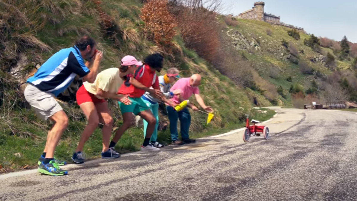 Ein kleines Dreirad ist der Held im neuen Apple-Film "Détour".