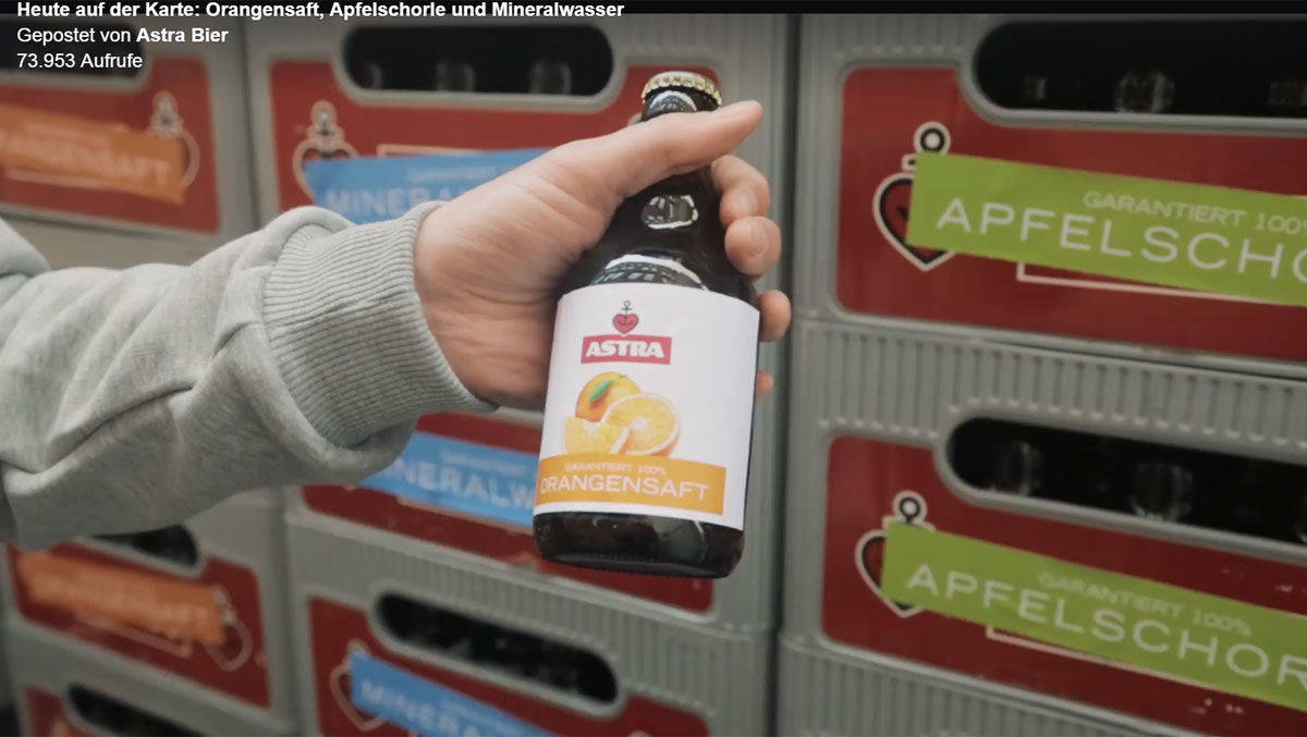 Eher mäßig gut getarnt: Astra spendierte Bier für die Mitarbeiter von WPP-Agenturen in Hamburg.
