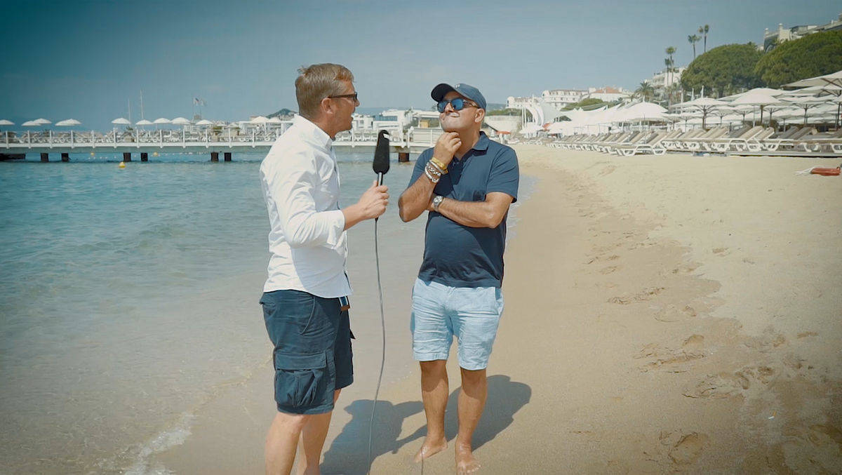 W&V-Videoblogger Mirko Kaminski (l.) sprach mit Kassaei am Strand von Cannes.