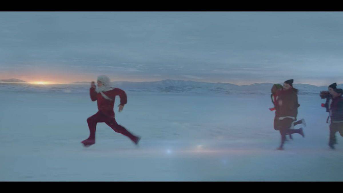 Der Weihnachtsmann läuft im Audi-Spot allen davon.