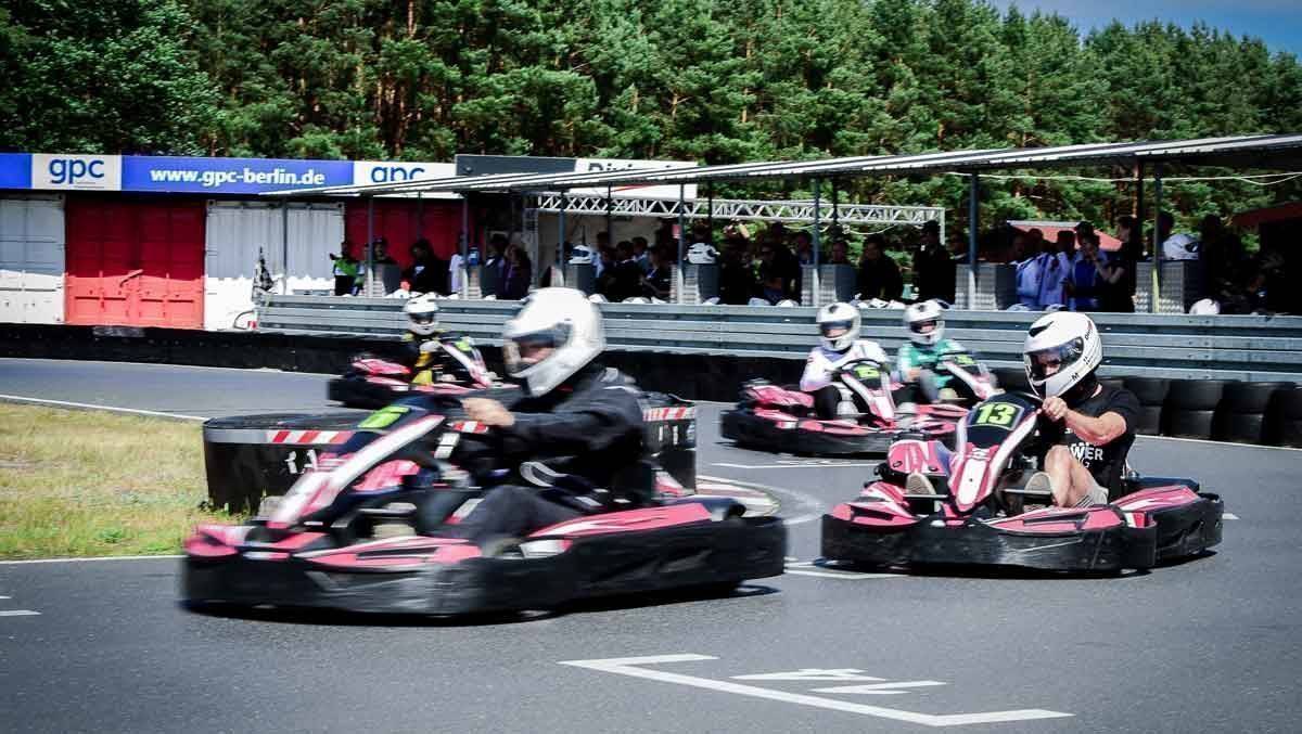 Werber am Limit: zwölf Agentur-Teams trafen sich zum Kart-Wettstreit.