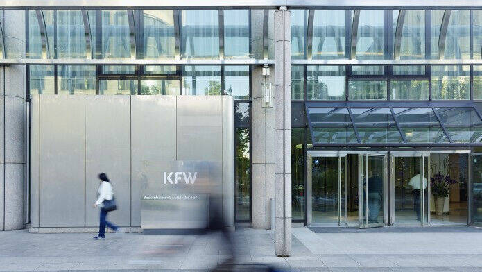 KfW-Zentrale Frankfurt, Außenaufnahme, Eingang Nordarkade