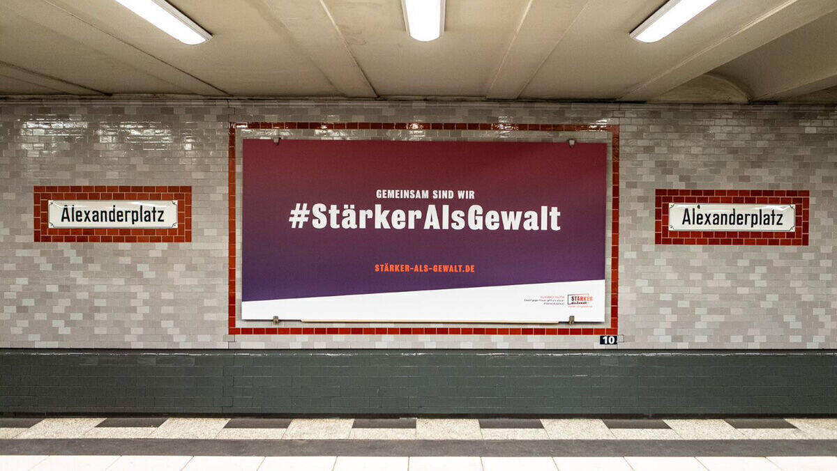 Ein Kampagnen-Motiv in der Berliner U-Bahn-Station Alexanderplatz.