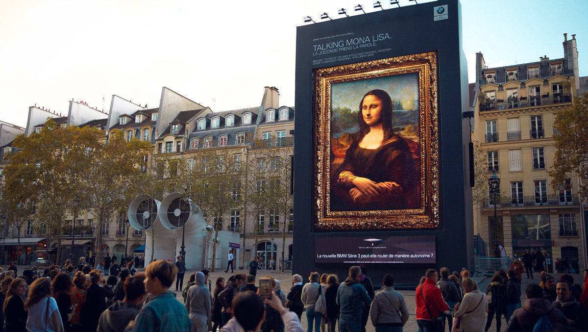 Zehn Meter hohe Mona Lisa spricht mit Passanten