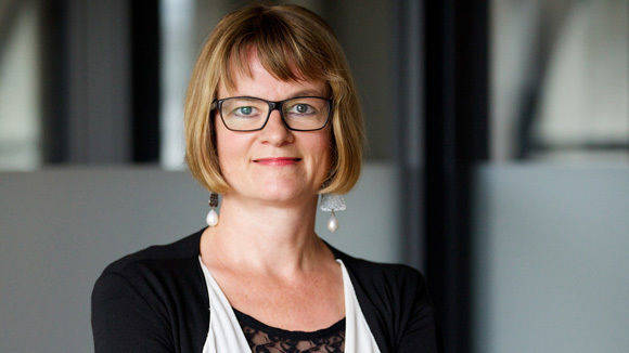 Britta Herr baut Lewis Hamburg in den Räumen von Mindspace auf.
