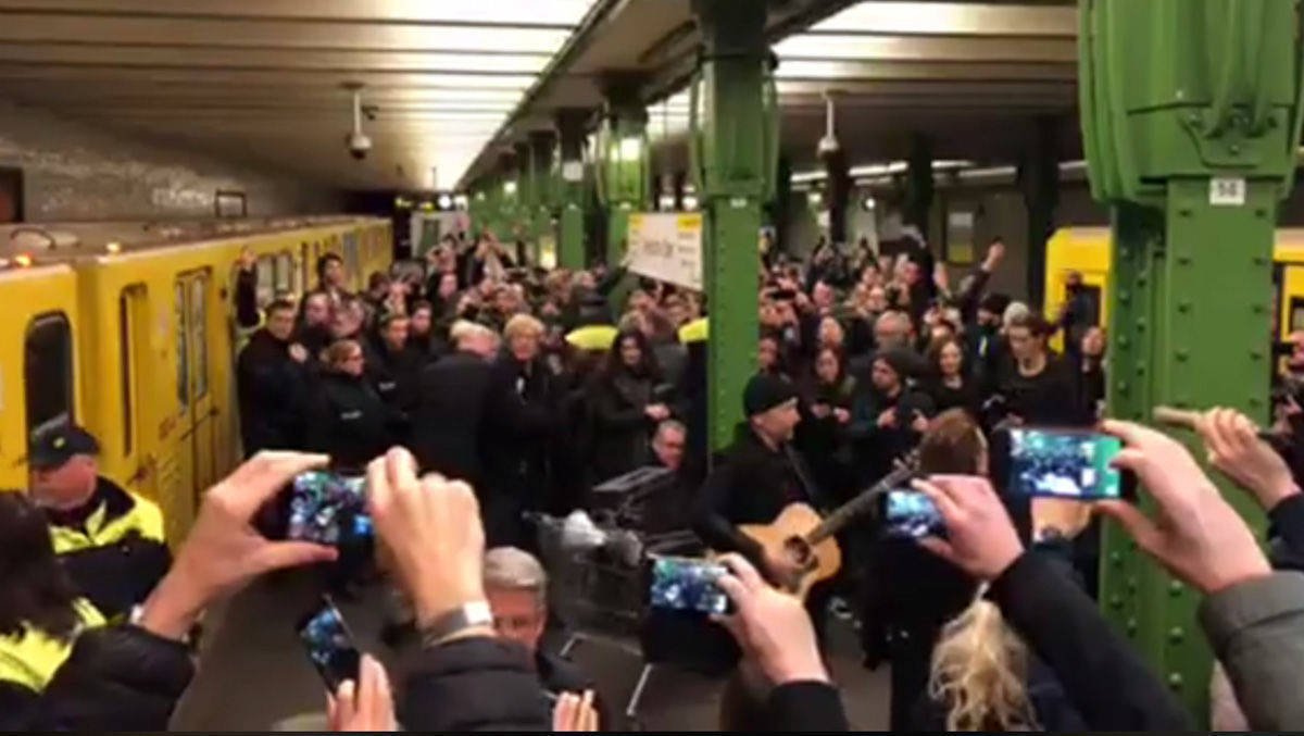 U2-Frontmann Bono und Gitarrist The Edge performen live für Berliner Fans.