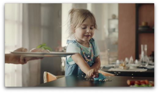 Ein Ausschnitt aus dem Sagrotan-Werbespot: Ein Mädchen beschäftigt sich mit seinem Spielzeug, während seine Mutter kocht